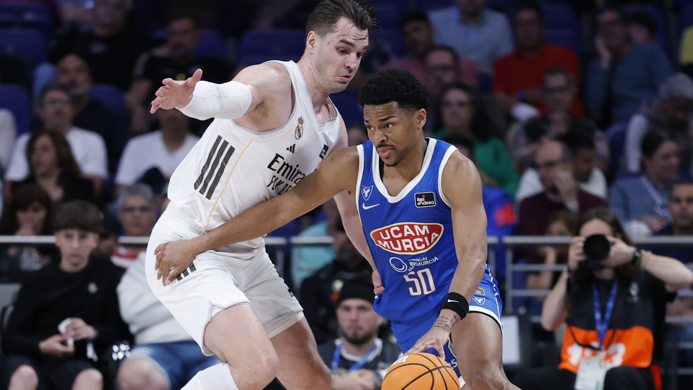 Acción de juego entre Hezonja y Hands.