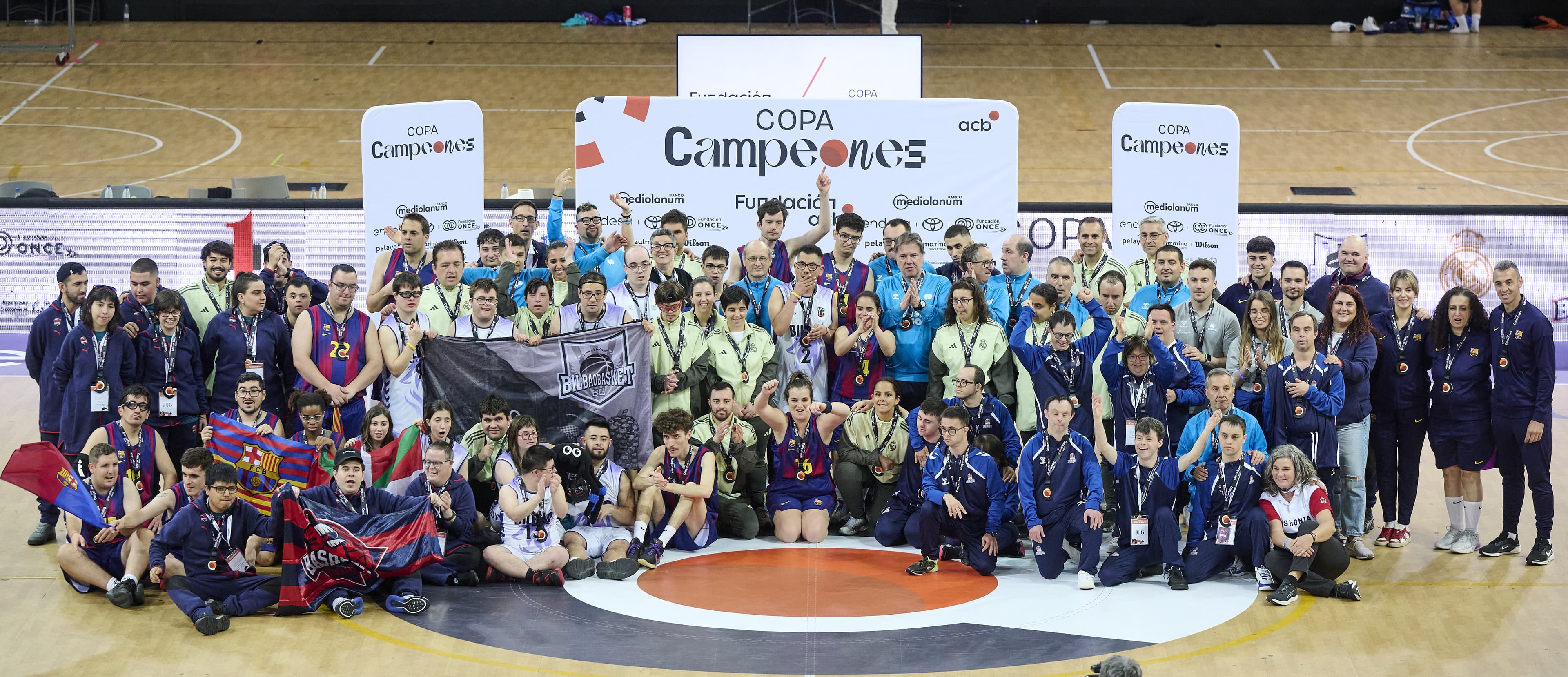 Foto de familia tras la Copa Campeones en Bilbao