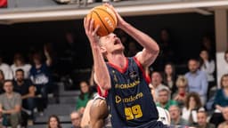 Artem Pustovyi se hace grande en la zona