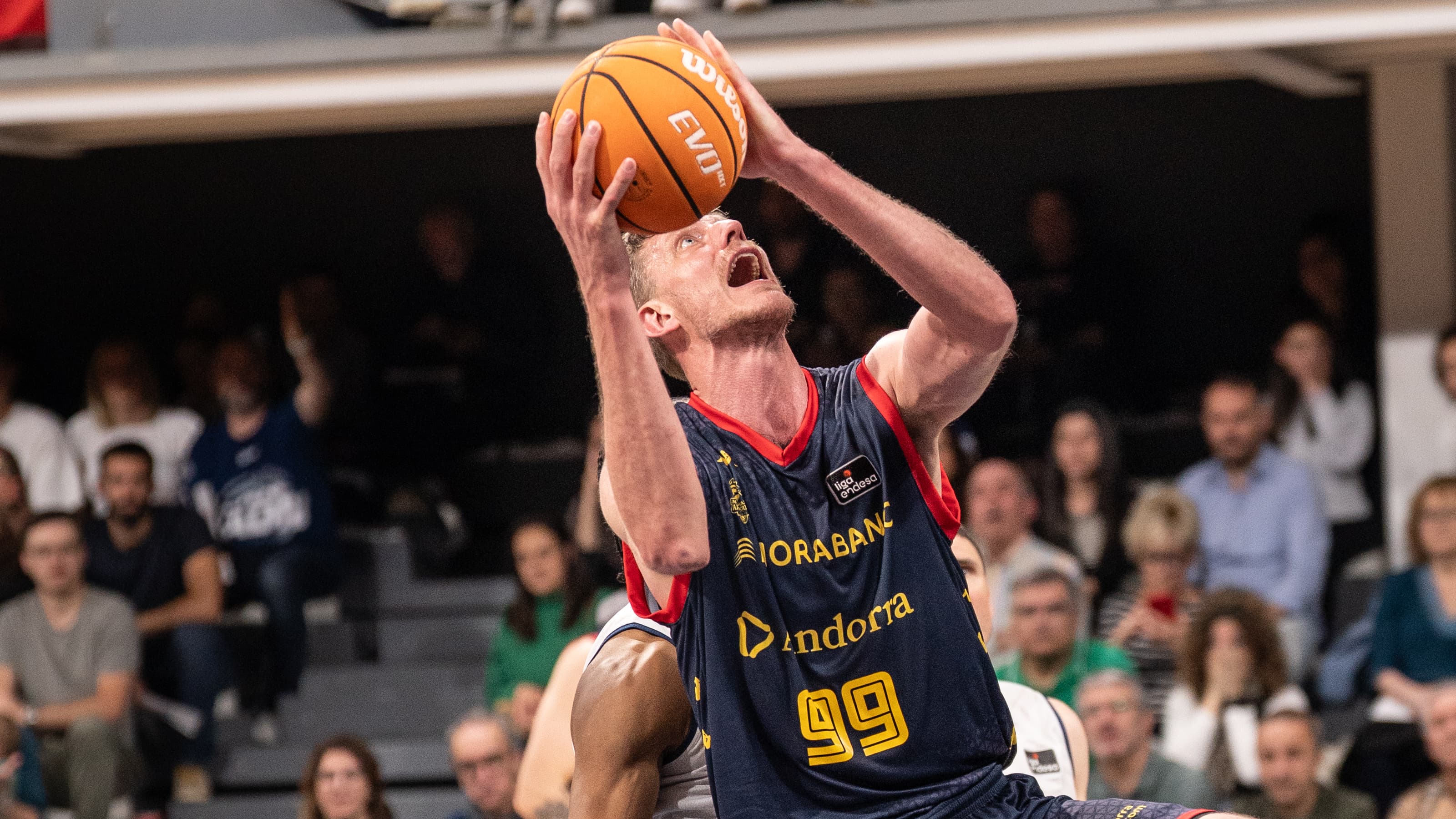 Artem Pustovyi se hace grande en la zona