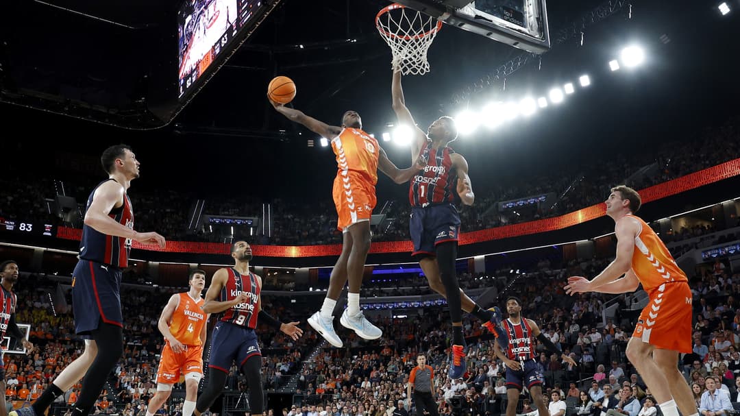 Omari Moore se dirige hacia el aro
