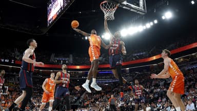 Omari Moore se dirige hacia el aro