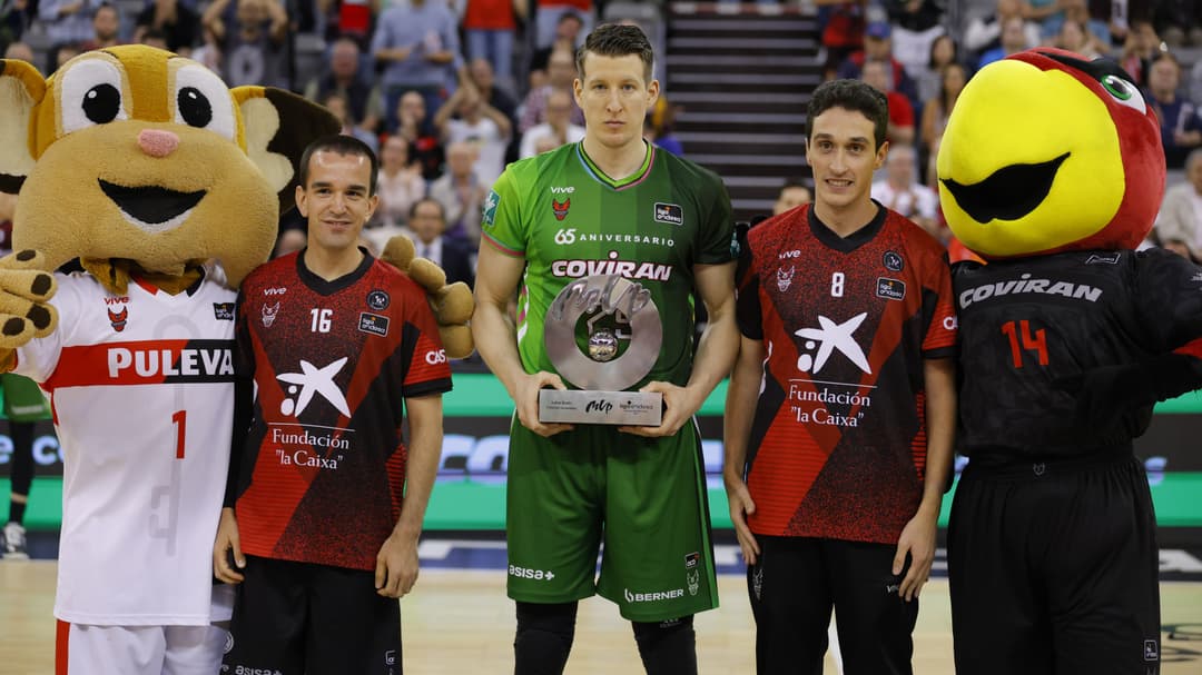 Luka Bozic posa con su trofeo de MVP