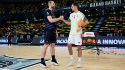 Hlinason y Abalde se saludan en el calentamiento