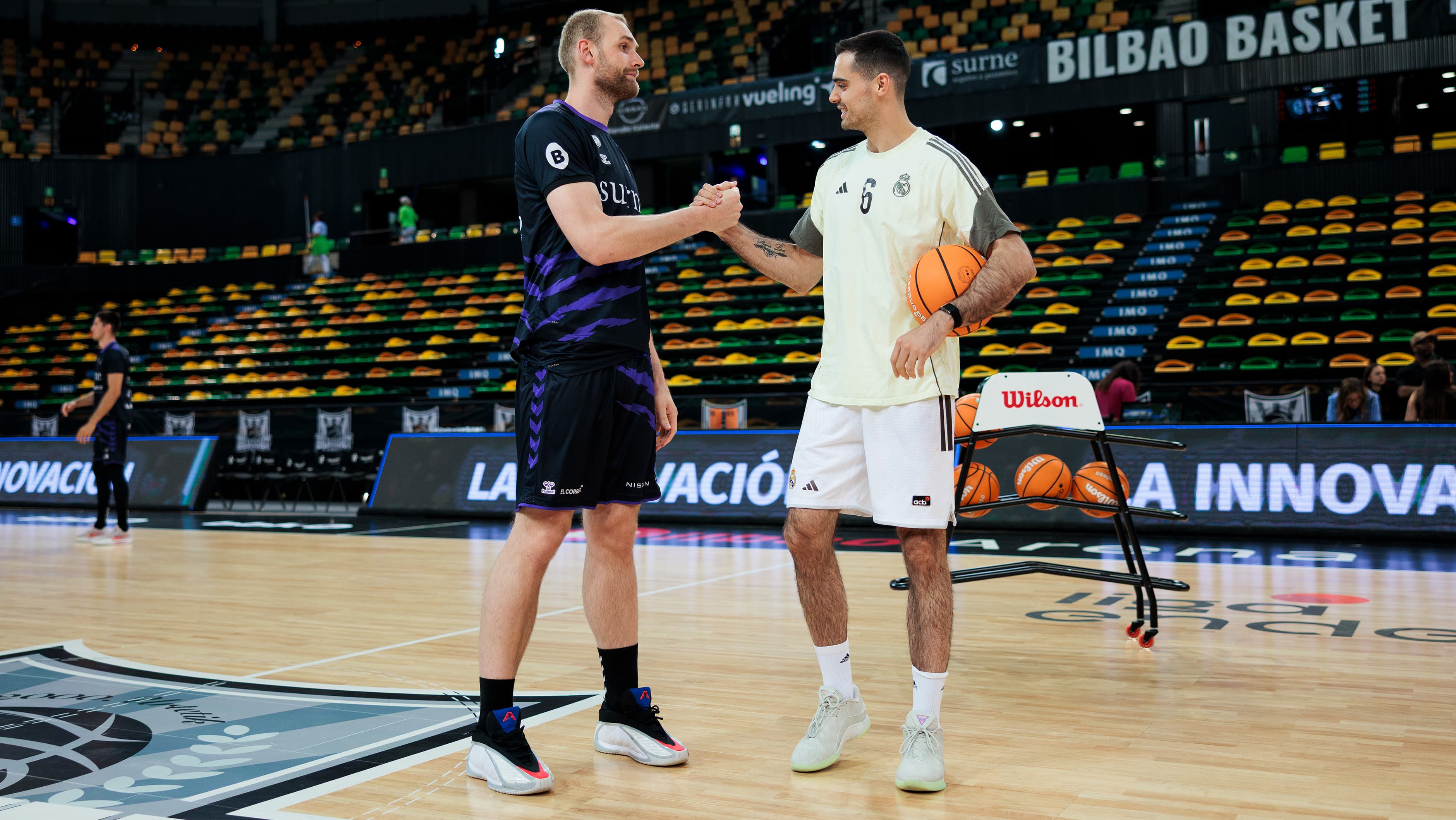 Hlinason y Abalde se saludan en el calentamiento