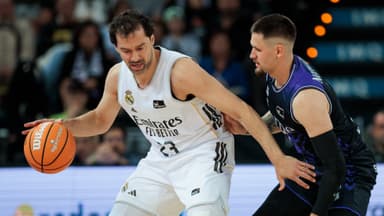 Sergio Llul protegiendo el balón ante la defensa de Normantas