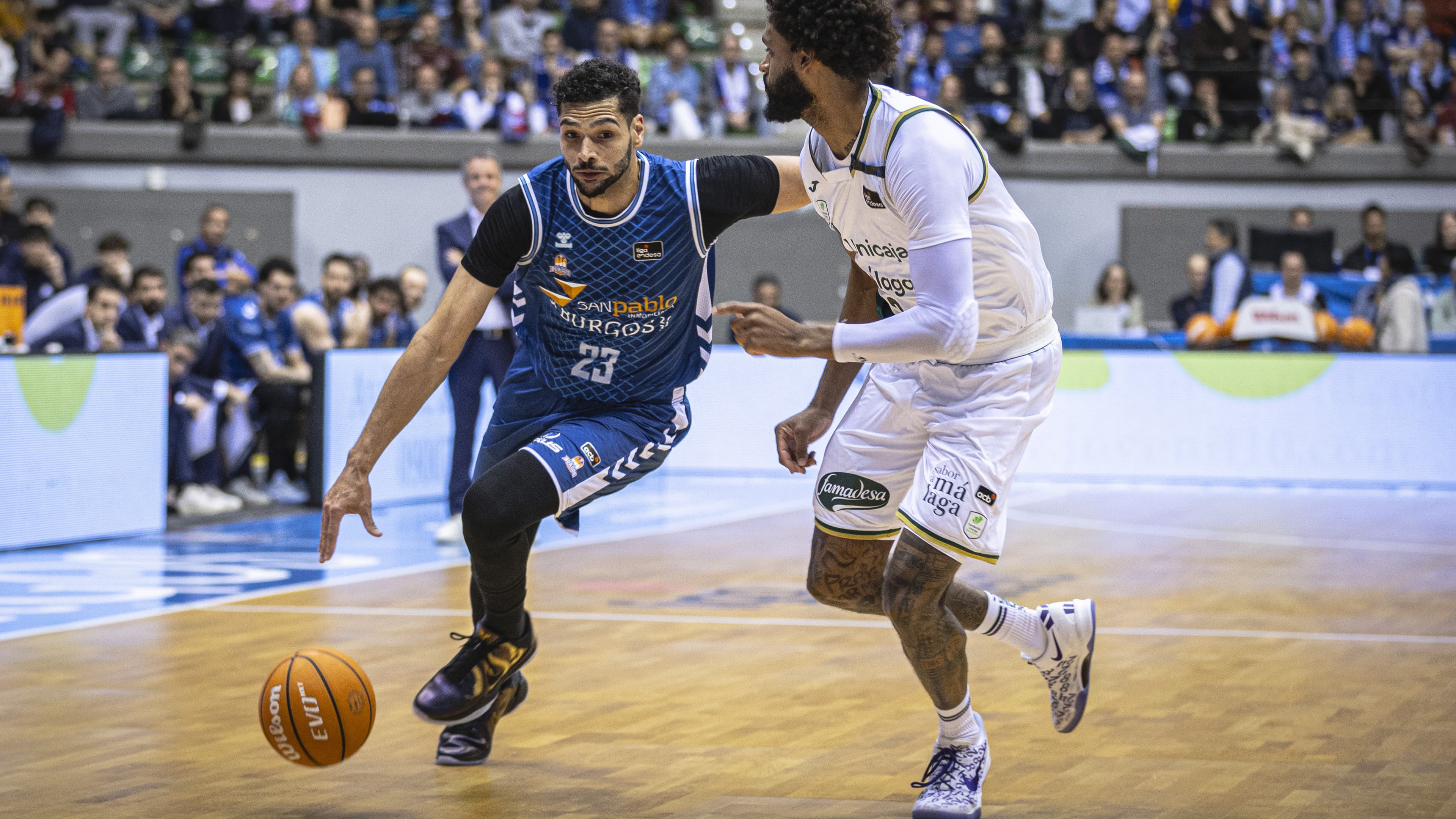 Leo Meindl sube el balón