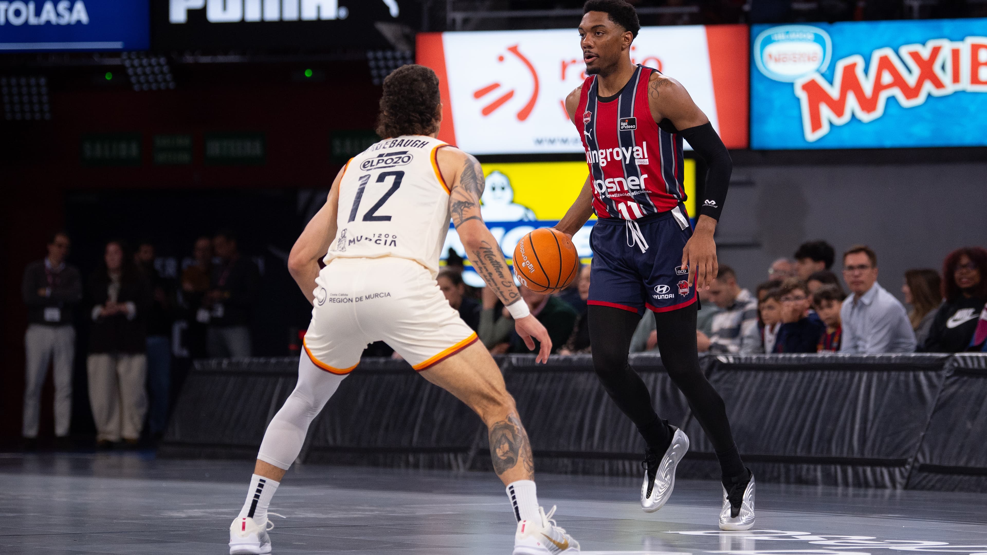 Trent Forrest controla el balón