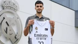Ömer Yurtseven posando con la camiseta del Real Madrid