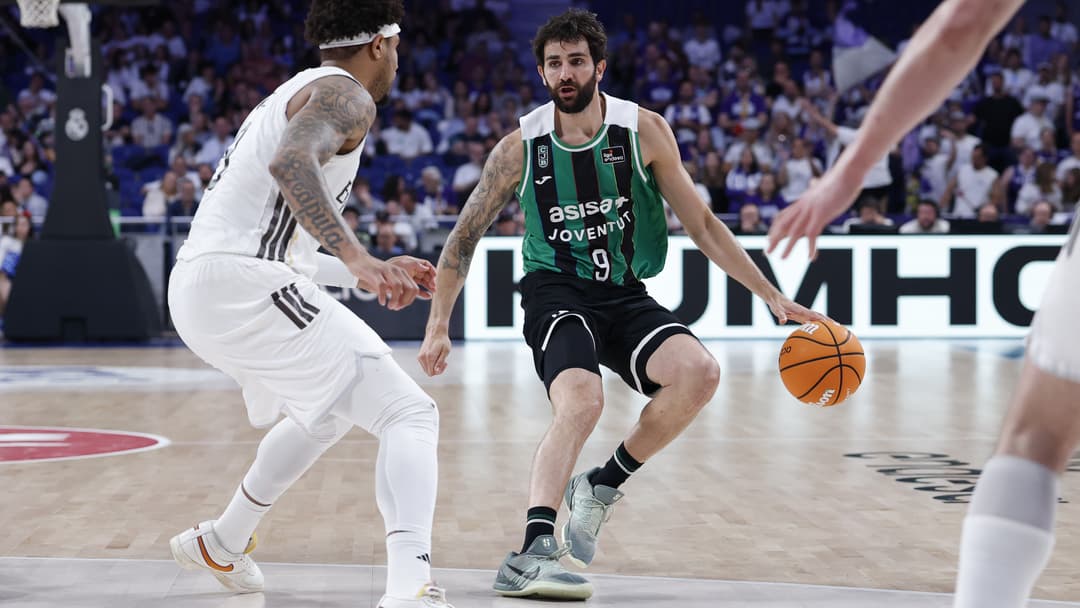 Ricky Rubio ante la defensa del Real Madrid