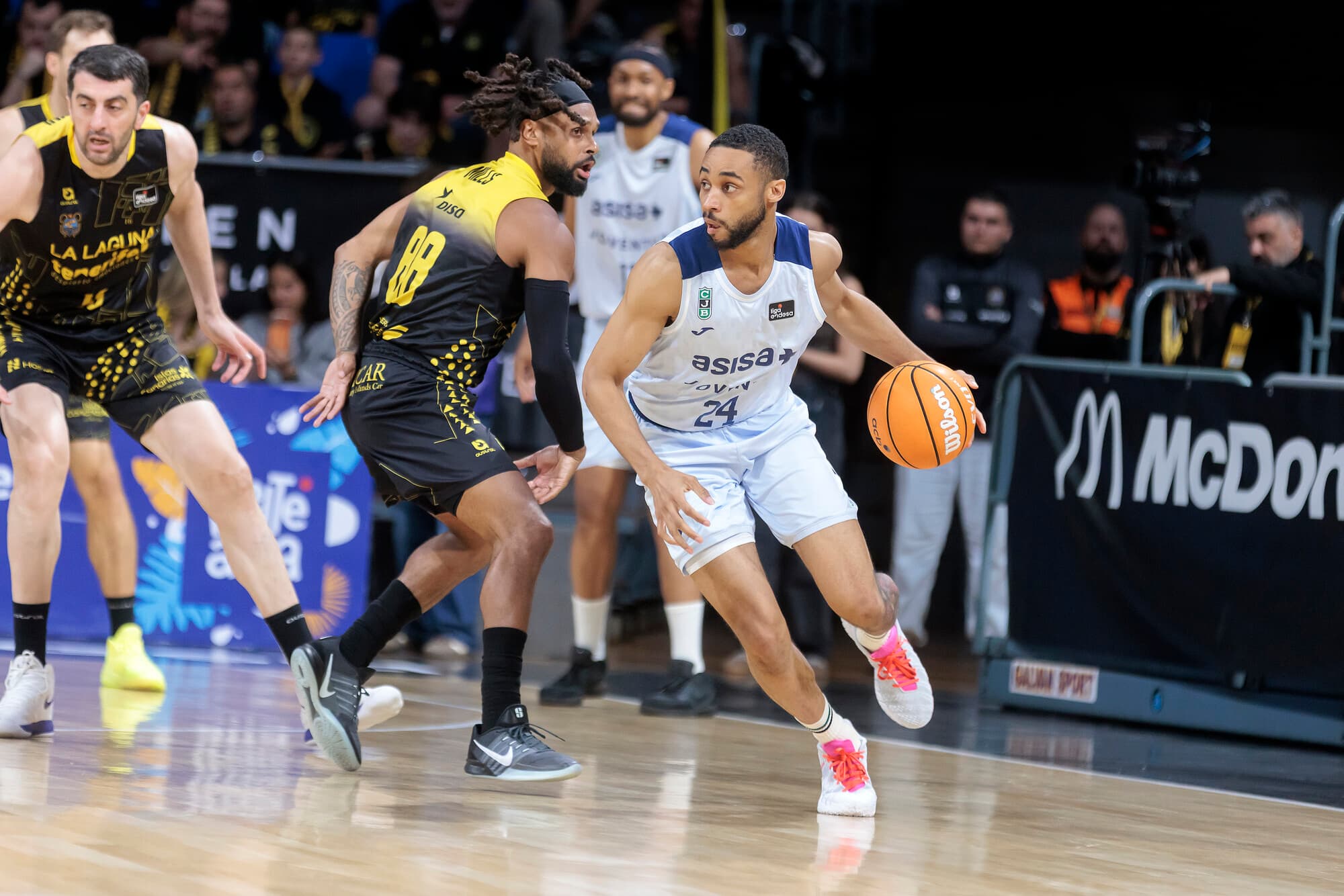 Cameron Hunt sube el balón
