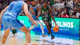 Kendrick Perry sube el balón