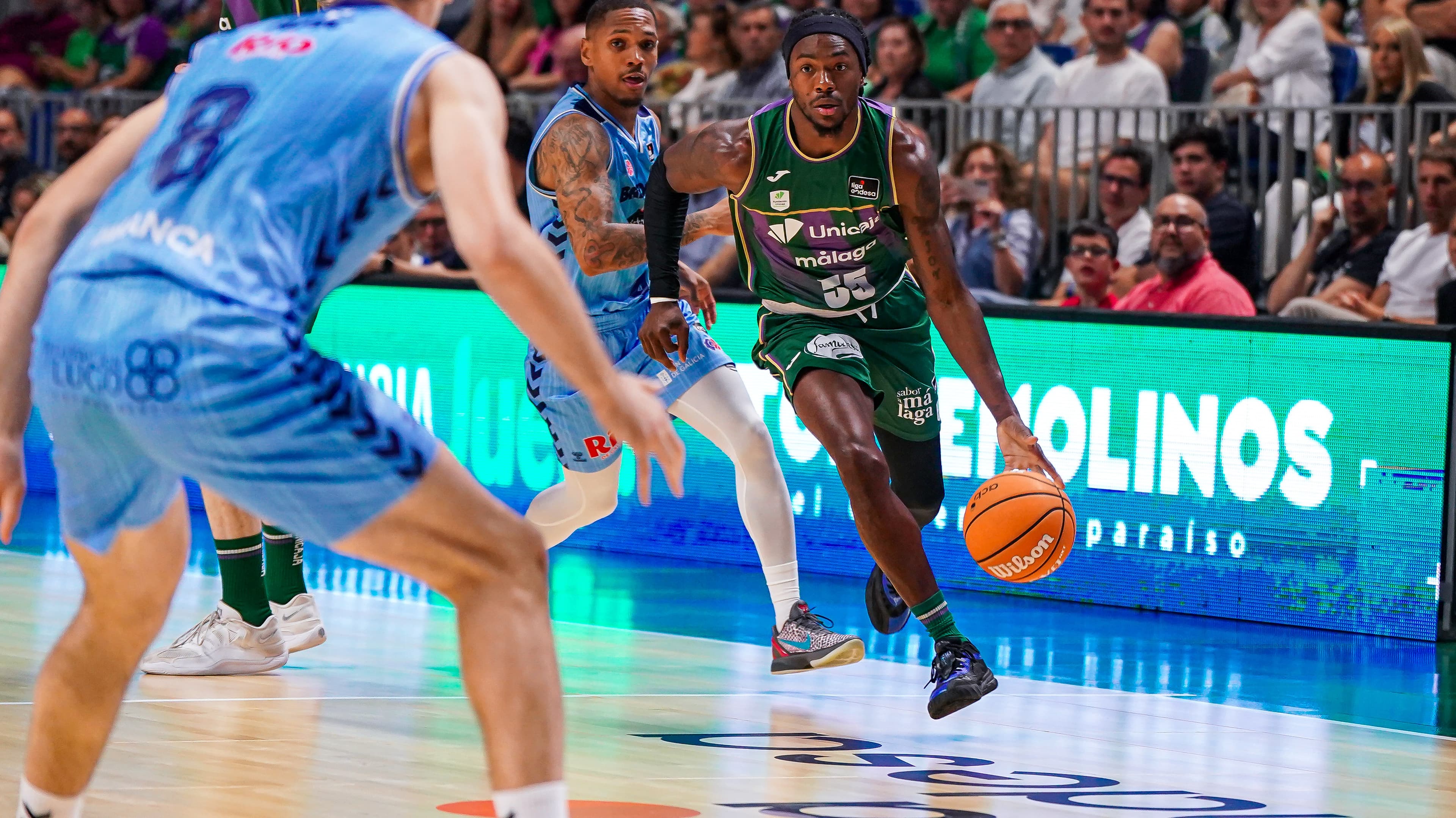 Kendrick Perry sube el balón