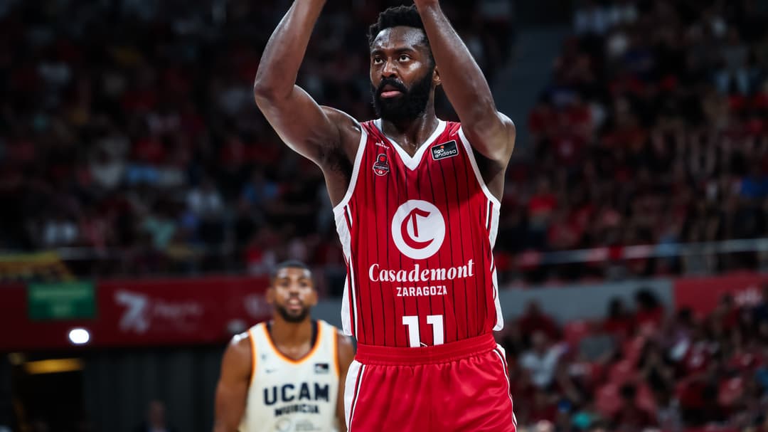 Gabriel Olaseni lanzando un tiro libre
