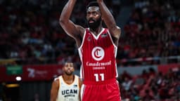 Gabriel Olaseni lanzando un tiro libre