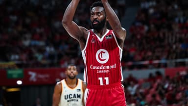 Gabriel Olaseni lanzando un tiro libre