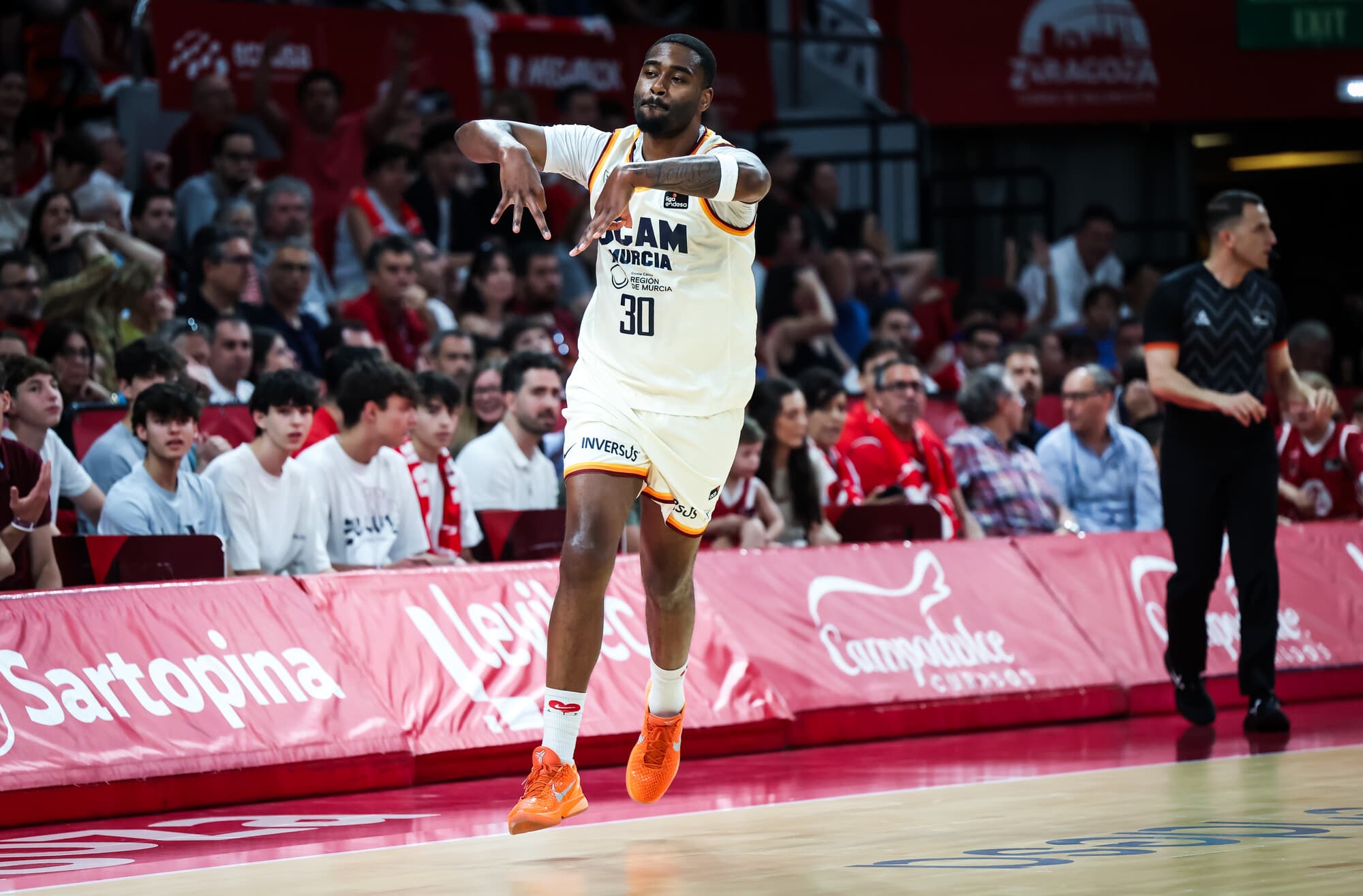 Kelan Martin celebra la canasta