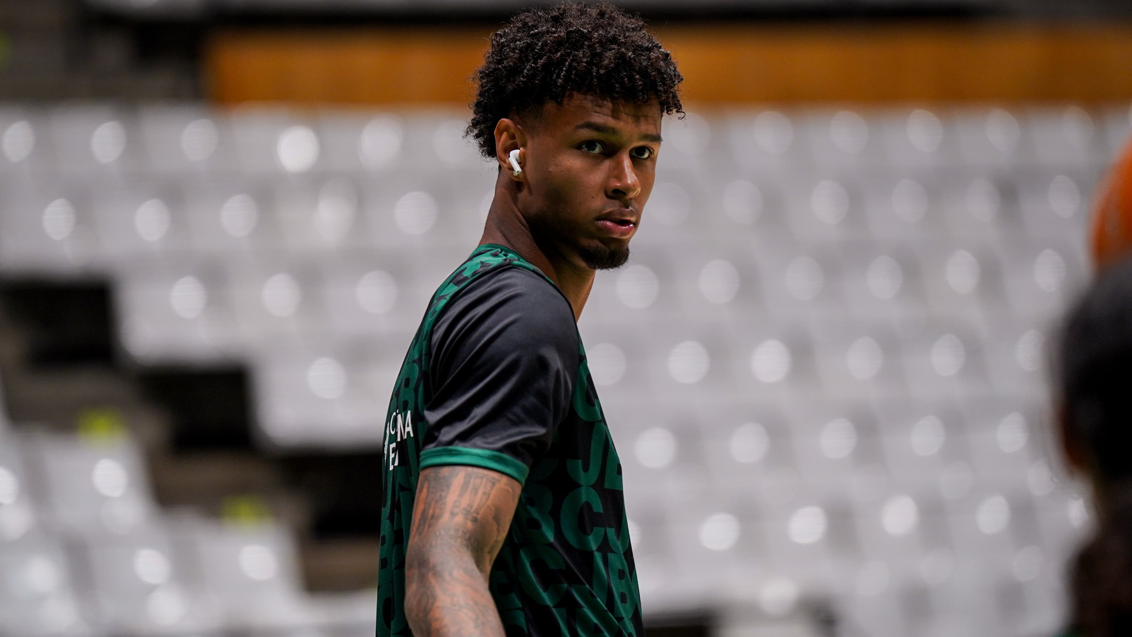 Miguel Allen en el calentamiento