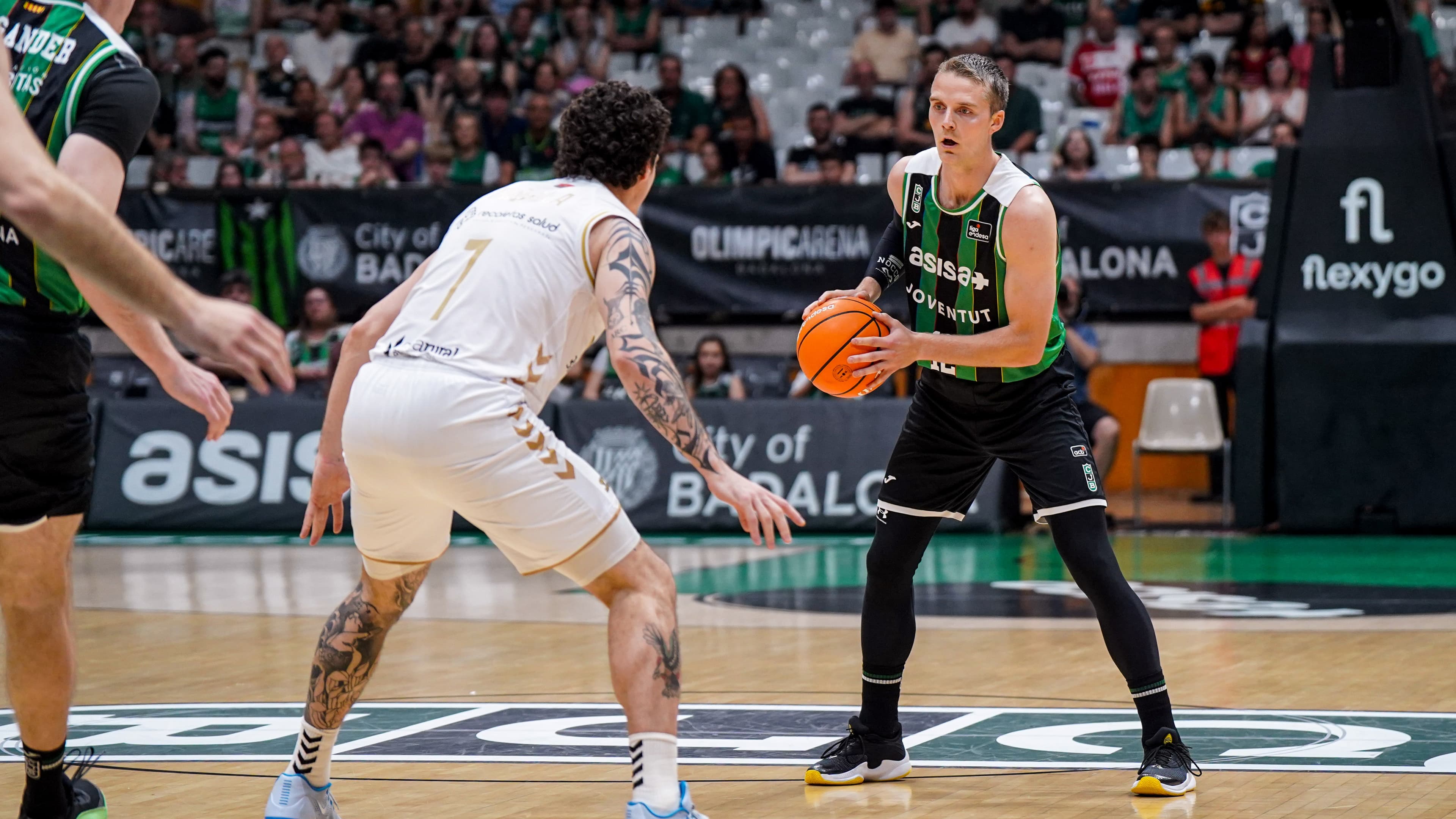 Ludde Hakanson controla el balón