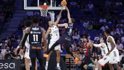 Trey Lyles puntea el tiro de Tadas Sedekerskis