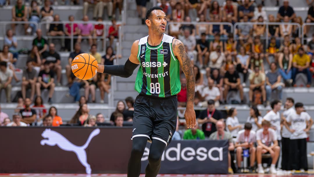 Adam Hanga con el balón