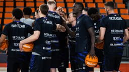 Piña del Surne Bilbao en el Roig Arena