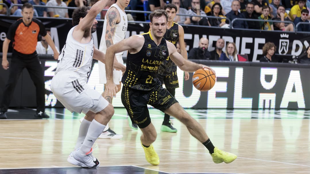 Tim Abromaitis conduce el balón delante de Llull.