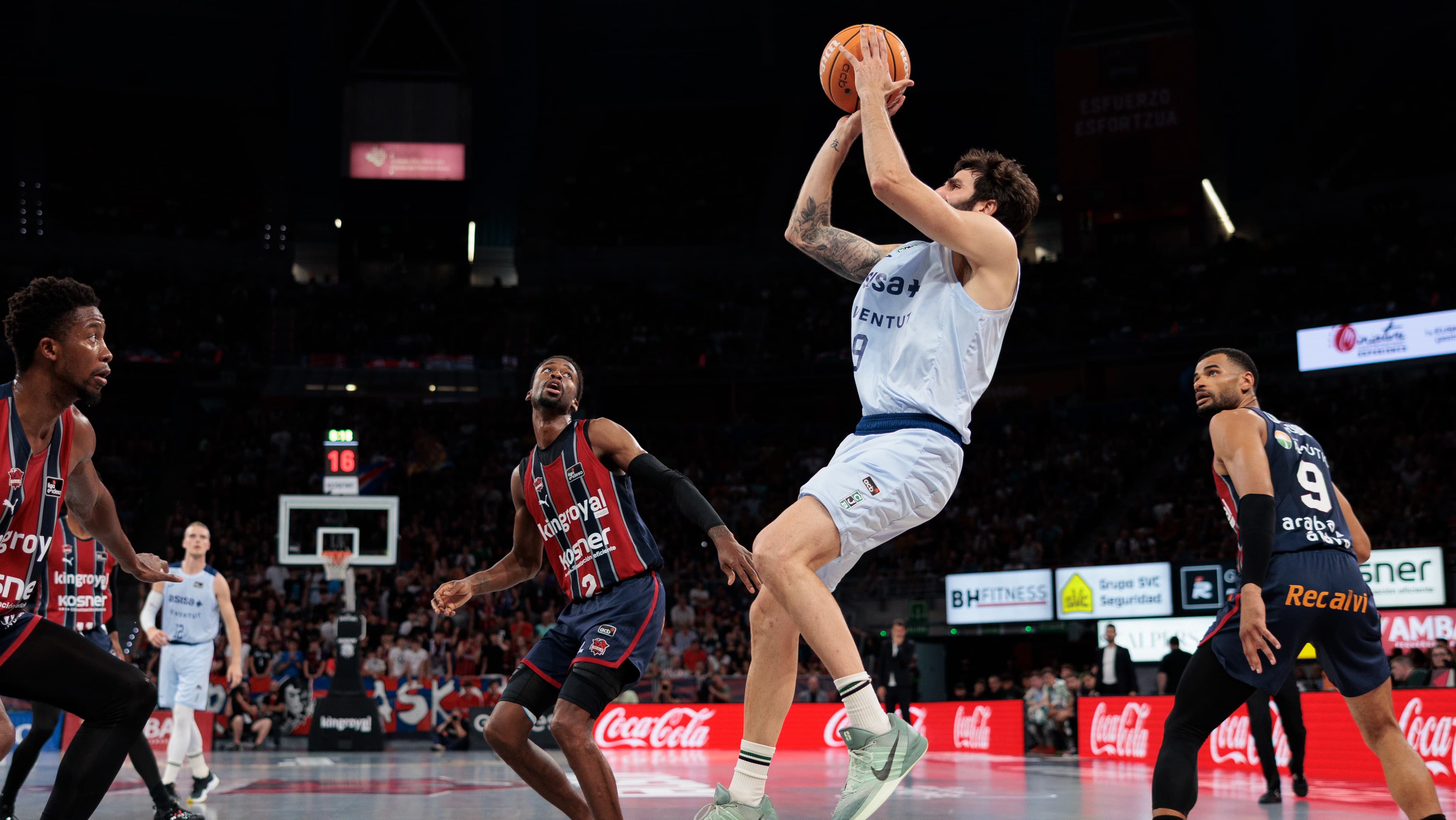 Lanzamiento triple de Ricky Rubio