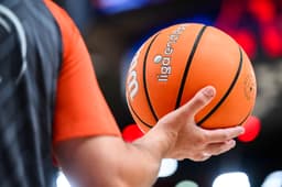 El árbitro sujeta el balón