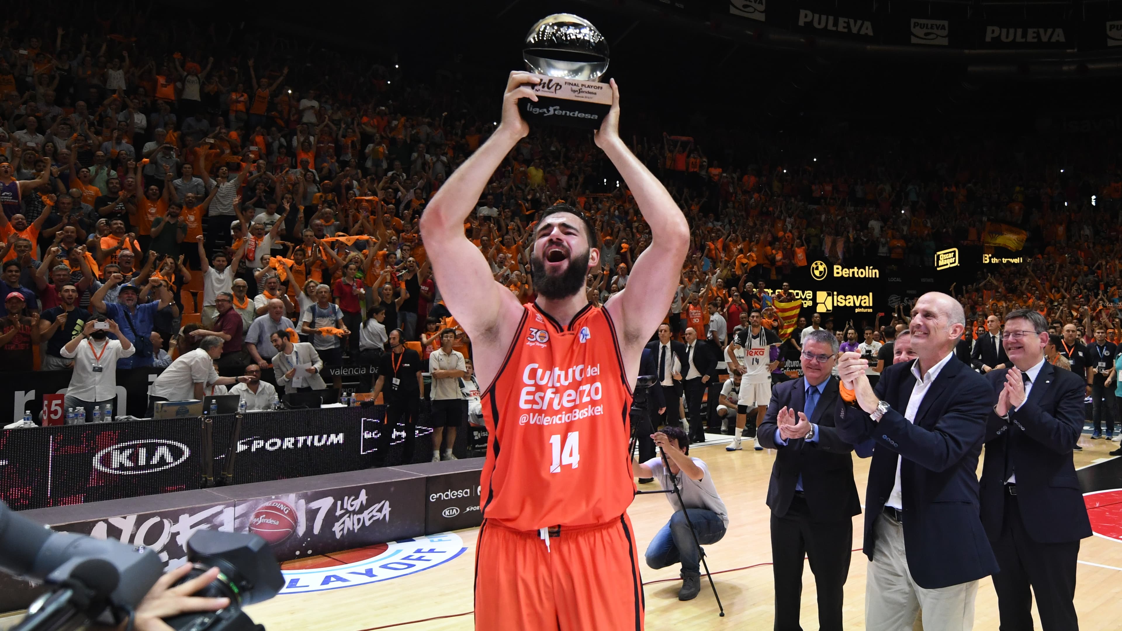 Bojan Dubljevic levantado el trofeo de MVP