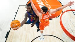 Clyburn lanza un tiro acrobático