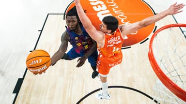 Clyburn lanza un tiro acrobático