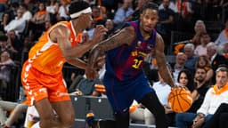 Will Clyburn encara el aro ante la defensa de Kameron Taylor