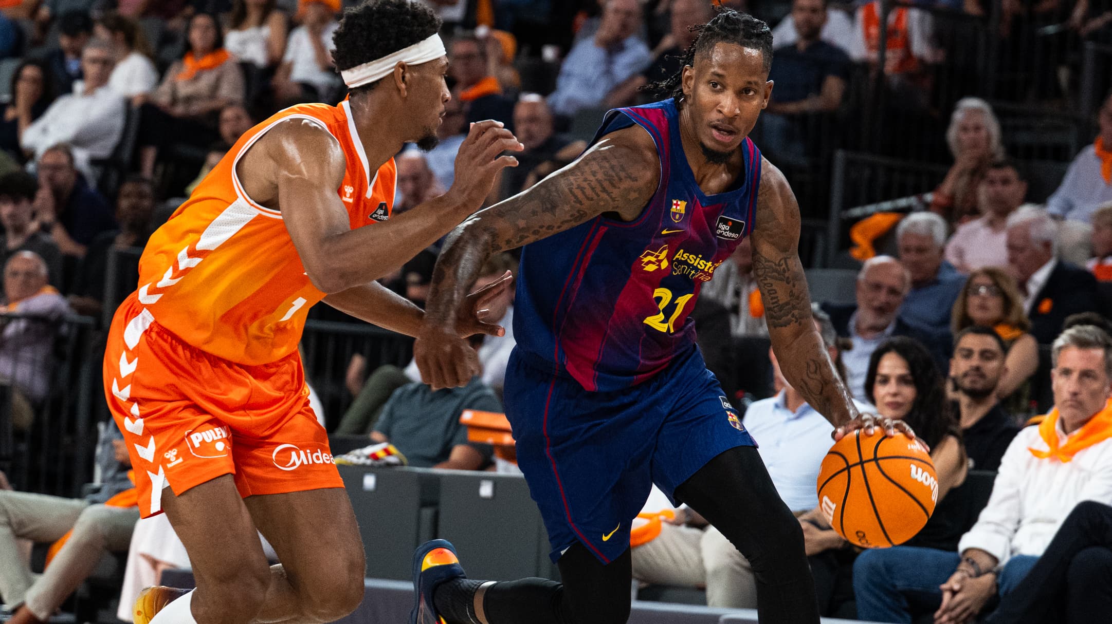 Will Clyburn encara el aro ante la defensa de Kameron Taylor