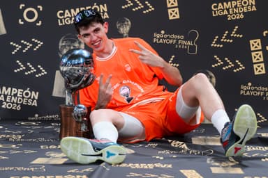 Sergio de Larrea con el trofeo de campeón