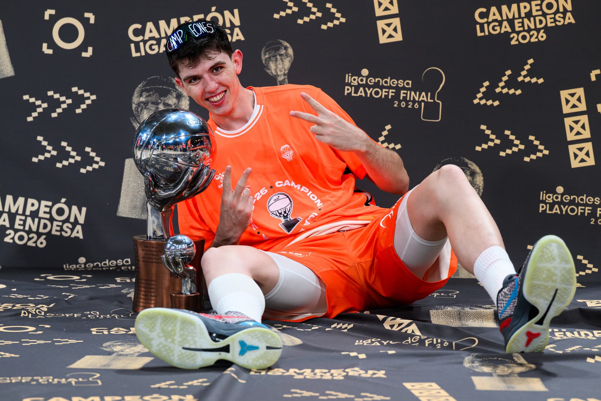 Sergio de Larrea con el trofeo de campeón