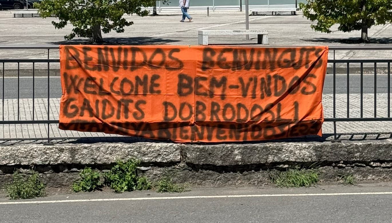 Una pancarta da la bienvenida a la pretemporada