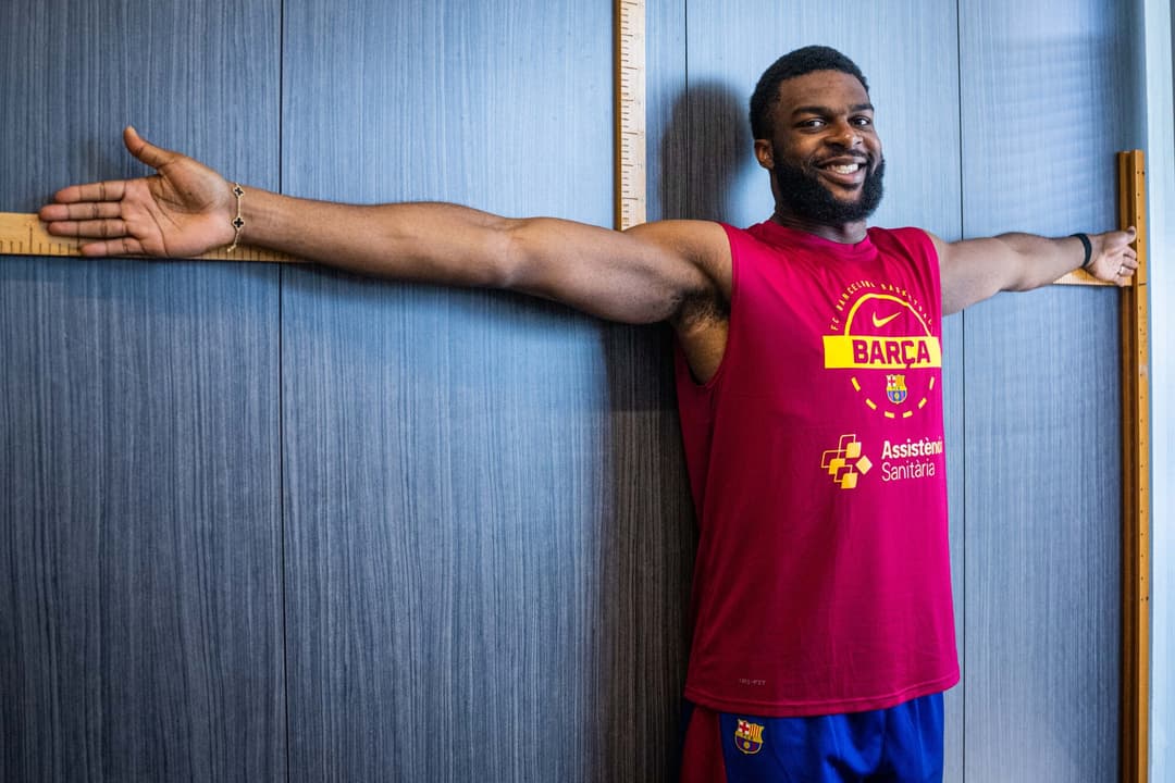 Josh Nebo pasando reconocimiento médico con el Barça