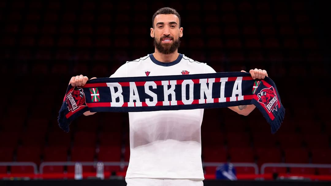 Chris Duarte posa con la bufanda de Kosner Baskonia