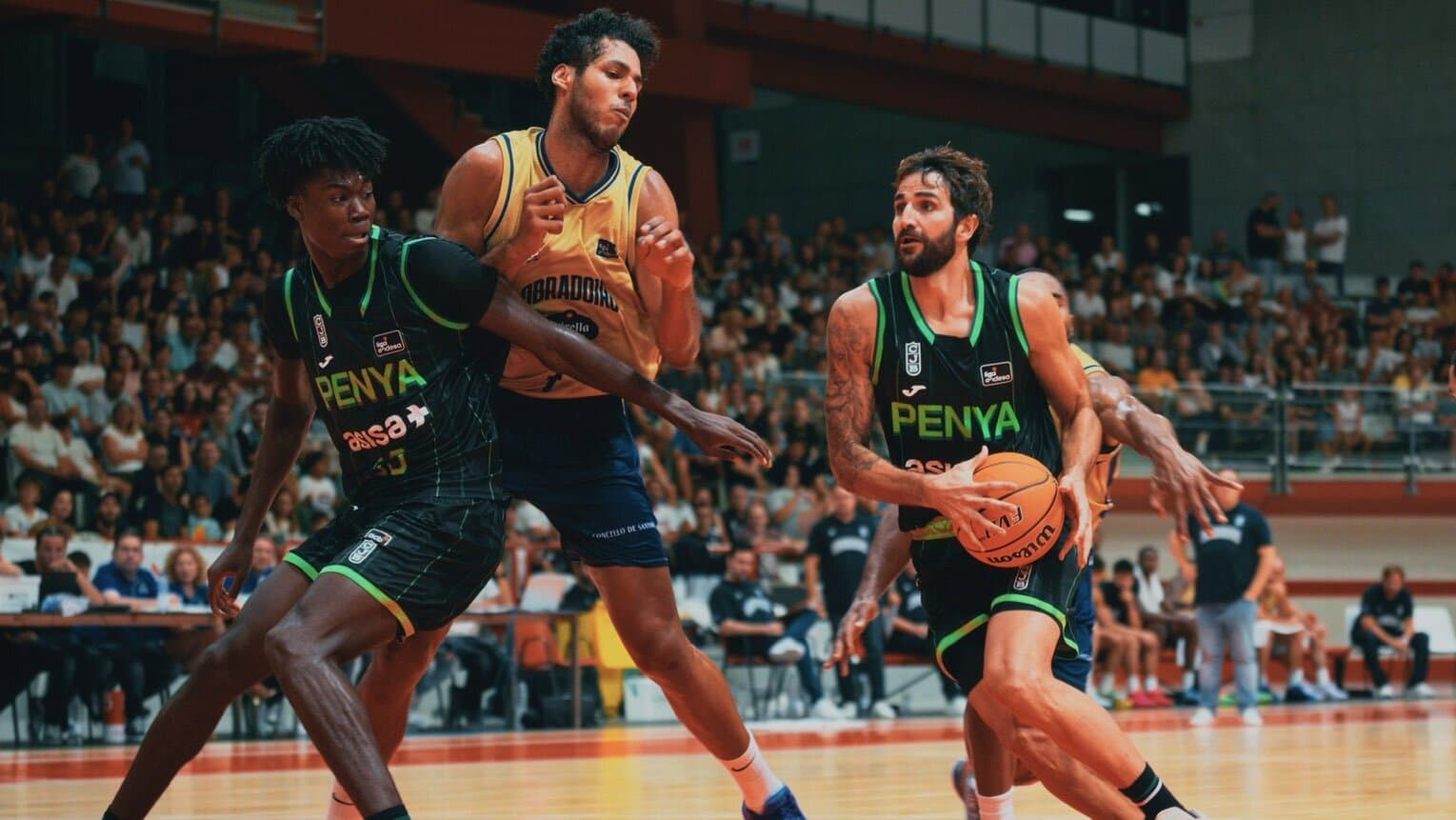 Ricky Rubio entrando a canasta
