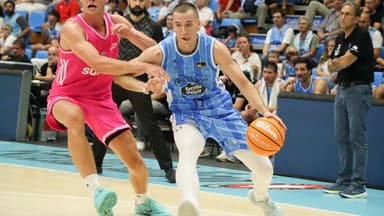 Aranitovic ataca el aro en el encuentro de pretemporada ante Mega Basket