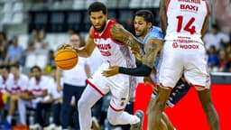 Timmy Allen atacando el aro ante la defensa de Kassius Robertson