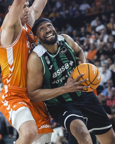 ☝️ Jabari PARKER resiste con su mejor versión