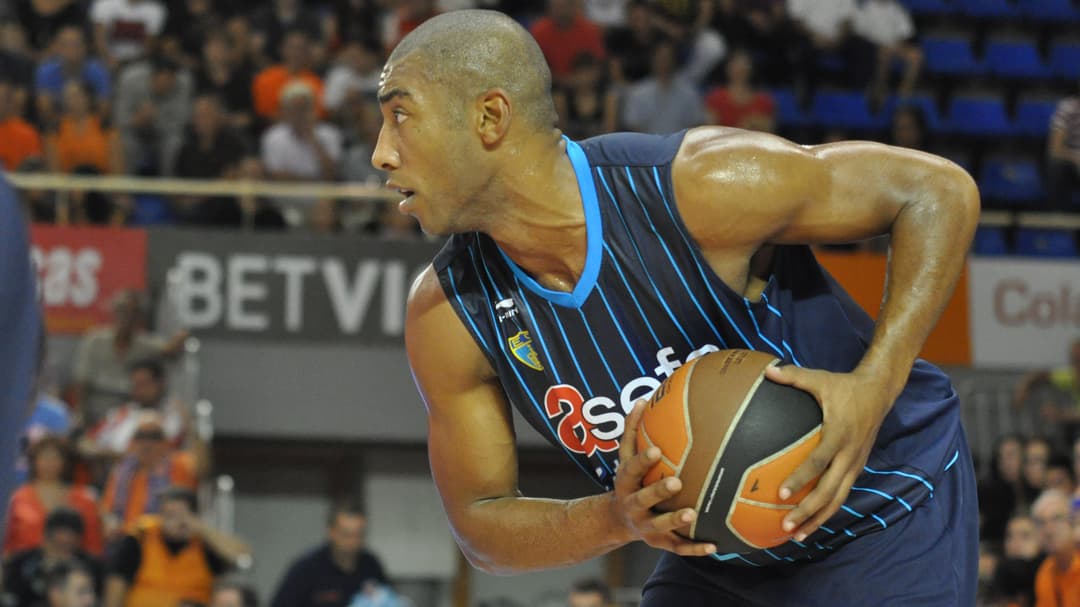 Jayson Granger controla el balón