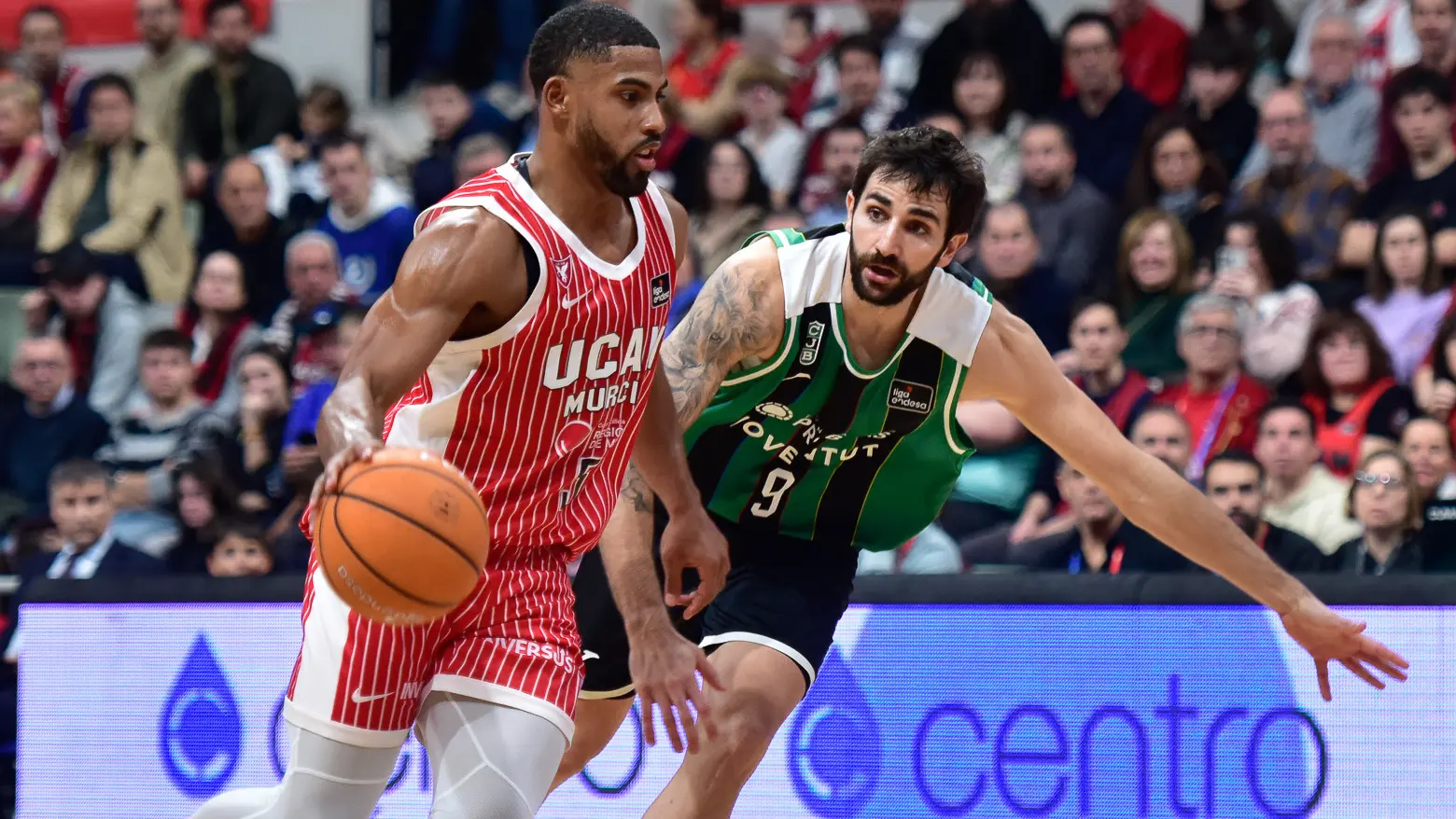 Ricky Rubio defendiendo a David DeJulius