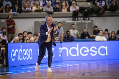 Porfi Fisac aplaude a sus jugadores