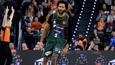 James webb celebra una canasta