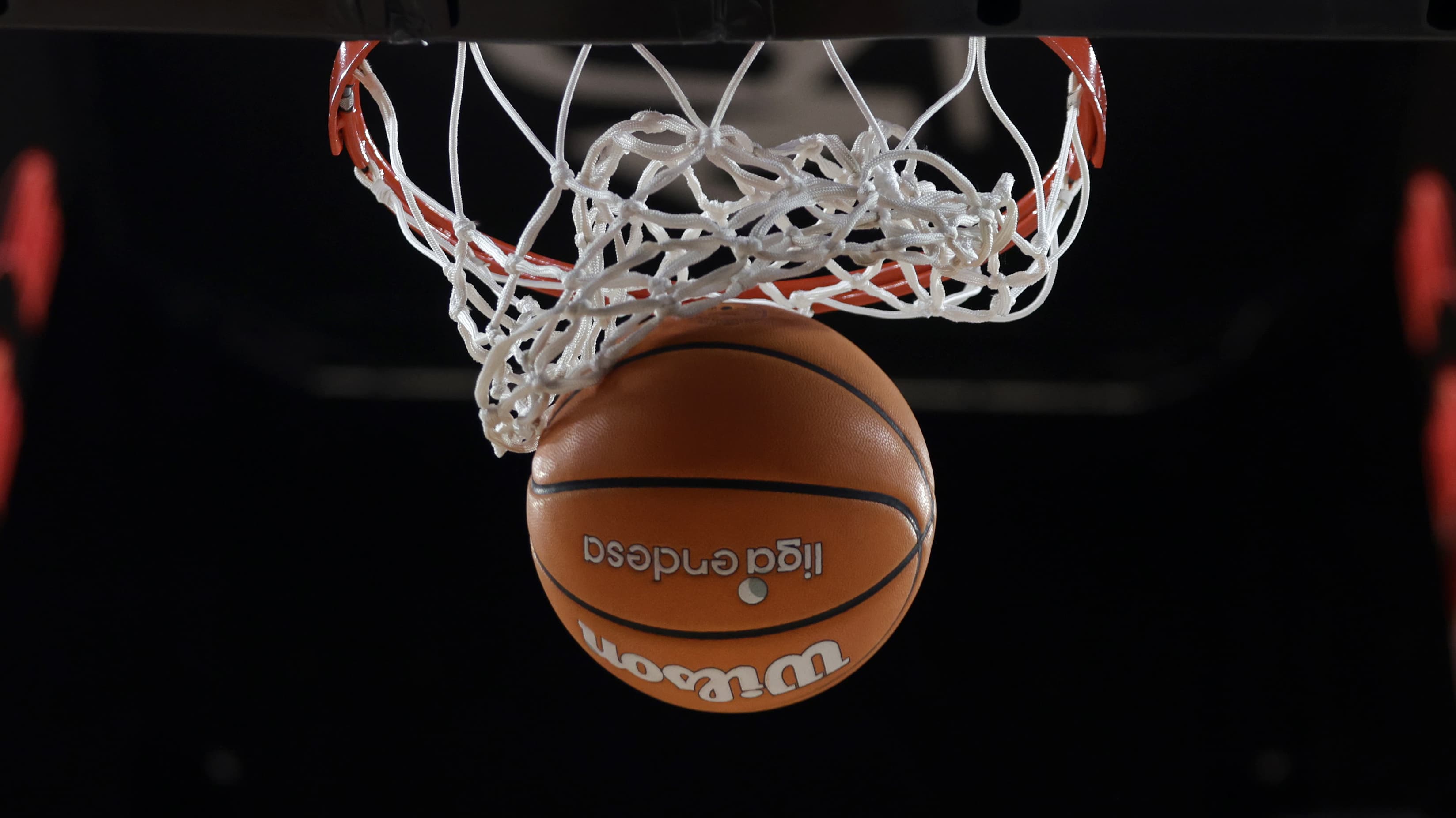 El balón traspasa el aro