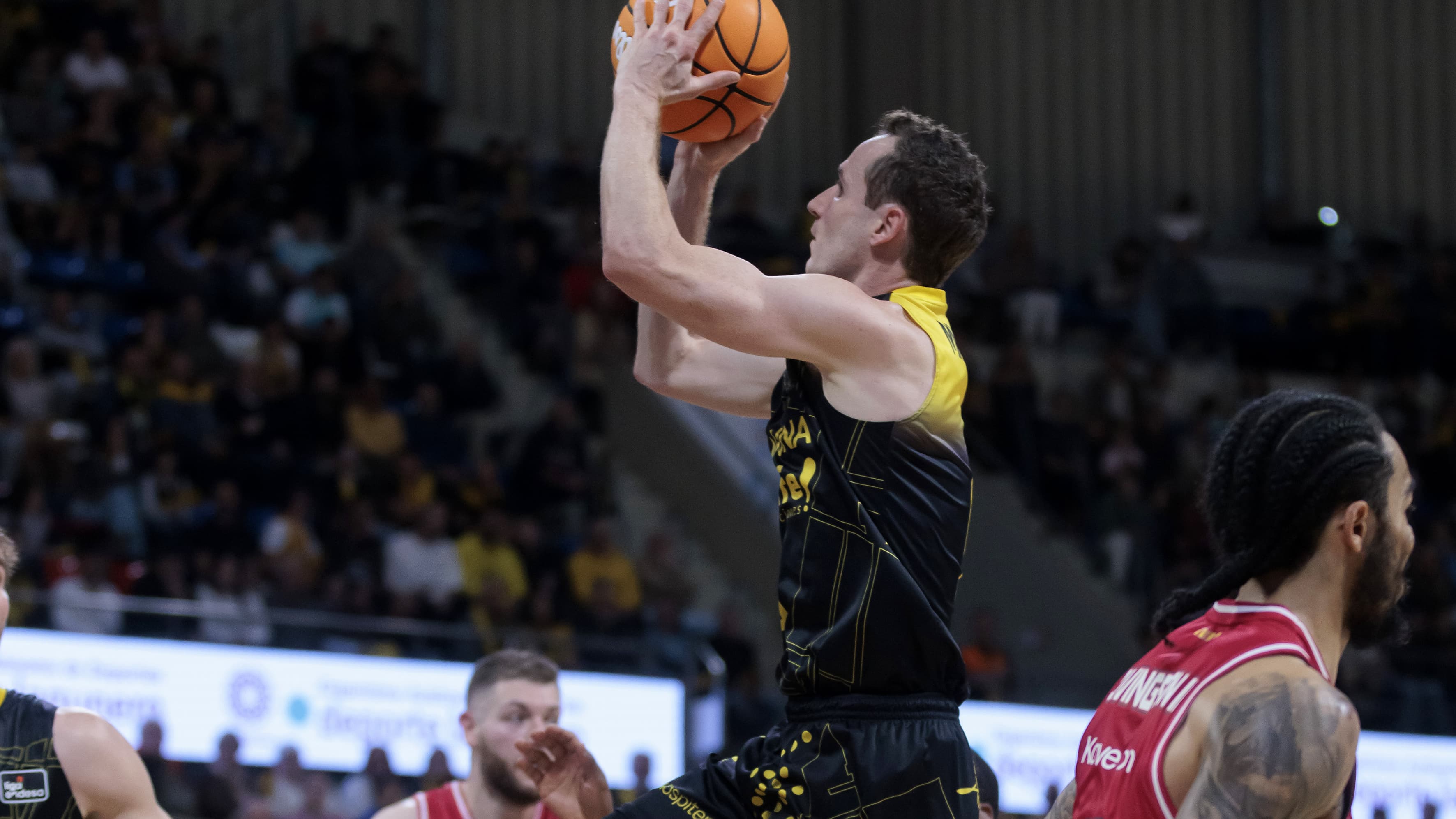 Marcelinho Huertas anota en suspensión.