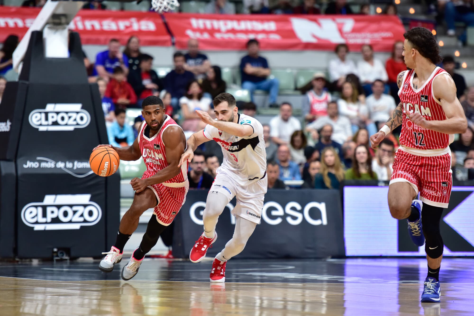 David DeJulius sube el balón al campo de ataque